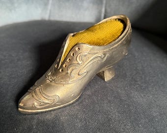 Alfineteiro vintage em forma de sapato, banhado a prata, com decoração Art Nouveau.