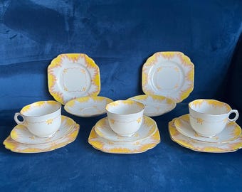 Antyczny zestaw trzech filiżanek do herbaty z porcelany w stylu art déco, spodków i talerzyków deserowych