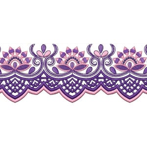 Op de afbeelding: Een decoratieve geborduurde rand in paarse en roze tinten. Het ontwerp toont bloemen en geometrische patronen, met een geschulpte rand. De gedetailleerde borduursels zijn geschikt voor diverse knutselprojecten.