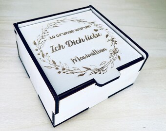 May include: A white wooden box with a black border and a lid that slides open. The lid has a floral design and the text "10 Gründe warum Ich Dich liebe Maximilian".