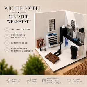 Könnte beinhalten: Ein Miniatur-Werkstatt-Set mit einem weißen Schubladenschrank, einer Werkbank mit Lochwand, einer braunen Holzpalette, einem schwarzen Hubwagen, einem schwarzen Mülleimer, einem kupferfarbenen Heizkörper und zwei Fenstern, mit deutschem Text.