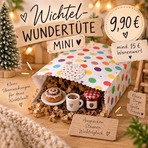 Könnte beinhalten: Eine weiße Papiertüte mit bunten Punkten, die Miniaturgegenstände enthält, darunter eine Zimtschnecke auf einem Teller, eine kleine weiße Tasse mit Herz und ein Glas mit rot-weiß kariertem Deckel. Auf der Tüte steht der Text WICHTEL-WUNDERTÜTE MINI.