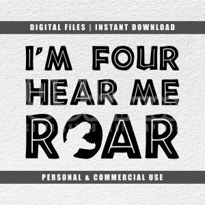 Op de afbeelding: Zwart-wit grafisch ontwerp met de tekst "I'm Four Hear Me Roar" met een dinosaurus silhouet in het midden van het woord "Roar".