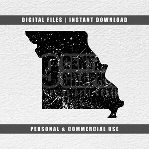 Può includere: Grafica in bianco e nero usurata dello stato del Missouri con il testo "9 Cent Graphic" all'interno del contorno dello stato.
