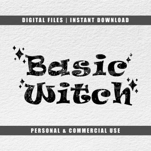 Può includere: Grafica in bianco e nero con un aspetto usurato e vintage. Il testo recita "Basic Witch" con stelle su entrambi i lati. Il testo è in un carattere in grassetto e stilizzato.