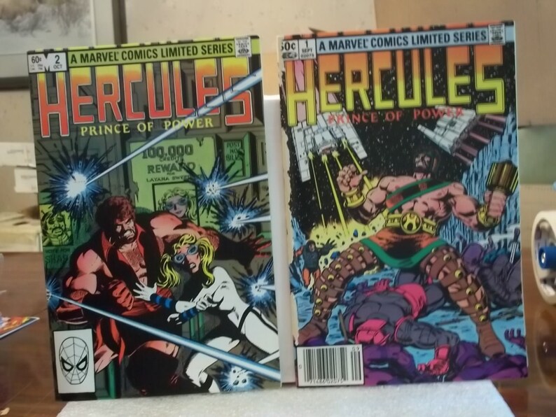 以下が含まれることがあります： 2冊のヴィンテージMarvel Comics。どちらも「Hercules, Prince of Power」を特集。1冊目は女性と、2冊目は戦闘中のヘラクレスを描いています。どちらも鮮やかな色使いで、Marvel Comicsのロゴが入っています。