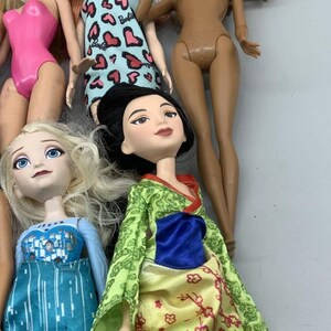 15 muñecas de princesas Disney de Mattel: Elsa, Anna, Mulan, Jasmine y Aladdin imagen 4