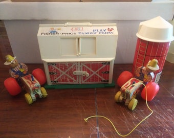 Vintage 1967 Fisher Price Play Family Farm, silo, deux jouets de tracteur de fermier de 1961