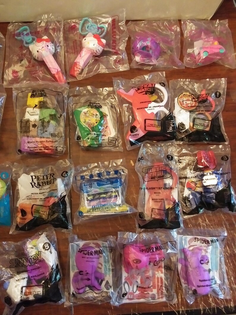 Puede incluir: Una colecci&oacute;n de juguetes de pl&aacute;stico coloridos empaquetados en bolsas de pl&aacute;stico transparentes. Los juguetes incluyen personajes de franquicias populares como Super Mario, Spider-Man y Hello Kitty. Los juguetes est&aacute;n dise&ntilde;ados para ni&ntilde;os y es probable que se regalen como parte de una campa&ntilde;a promocional.