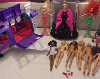 Varias Barbies Disney (10 muñecas, zapatos, silla de ruedas y avión a reacción con sonido parlante)