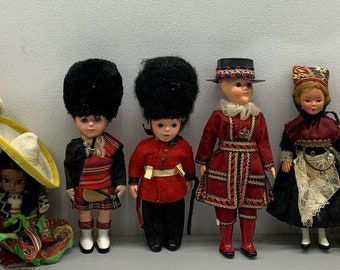 Sammlung von 8 Vintage Puppen aus England - Hartplastik, Gummi, etc.