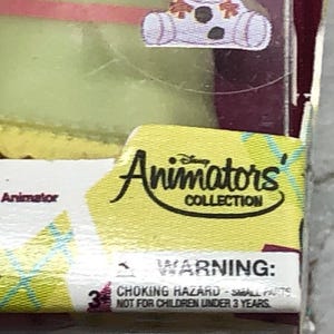 K&ouml;nnte beinhalten: Nahaufnahme einer Produktverpackung mit dem Text "Animators' COLLECTION" in schwarzer Schrift auf gelbem Hintergrund. Die Verpackung enth&auml;lt auch einen Warnhinweis auf Erstickungsgefahr und Kleinteile, nicht geeignet f&uuml;r Kinder unter 3 Jahren.