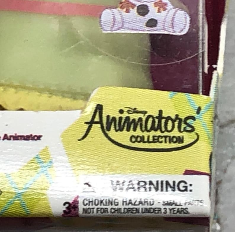 K&ouml;nnte beinhalten: Nahaufnahme einer Produktverpackung mit dem Text "Animators' COLLECTION" in schwarzer Schrift auf gelbem Hintergrund. Die Verpackung enth&auml;lt auch einen Warnhinweis auf Erstickungsgefahr und Kleinteile, nicht geeignet f&uuml;r Kinder unter 3 Jahren.