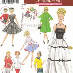 Puede incluir: Patrón de costura Simplicity Fashion Doll 5785. El patrón presenta ilustraciones de diseños de ropa de muñecas, incluyendo vestidos, abrigos y faldas. Los diseños son de estilo vintage, con una variedad de colores y patrones. Para ropa de muñecas de 29,2 cm.