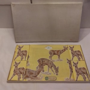 Servilletas y manteles individuales vintage de Irish Linens con diseño de ciervos en la naturaleza (juego de 4) con caja