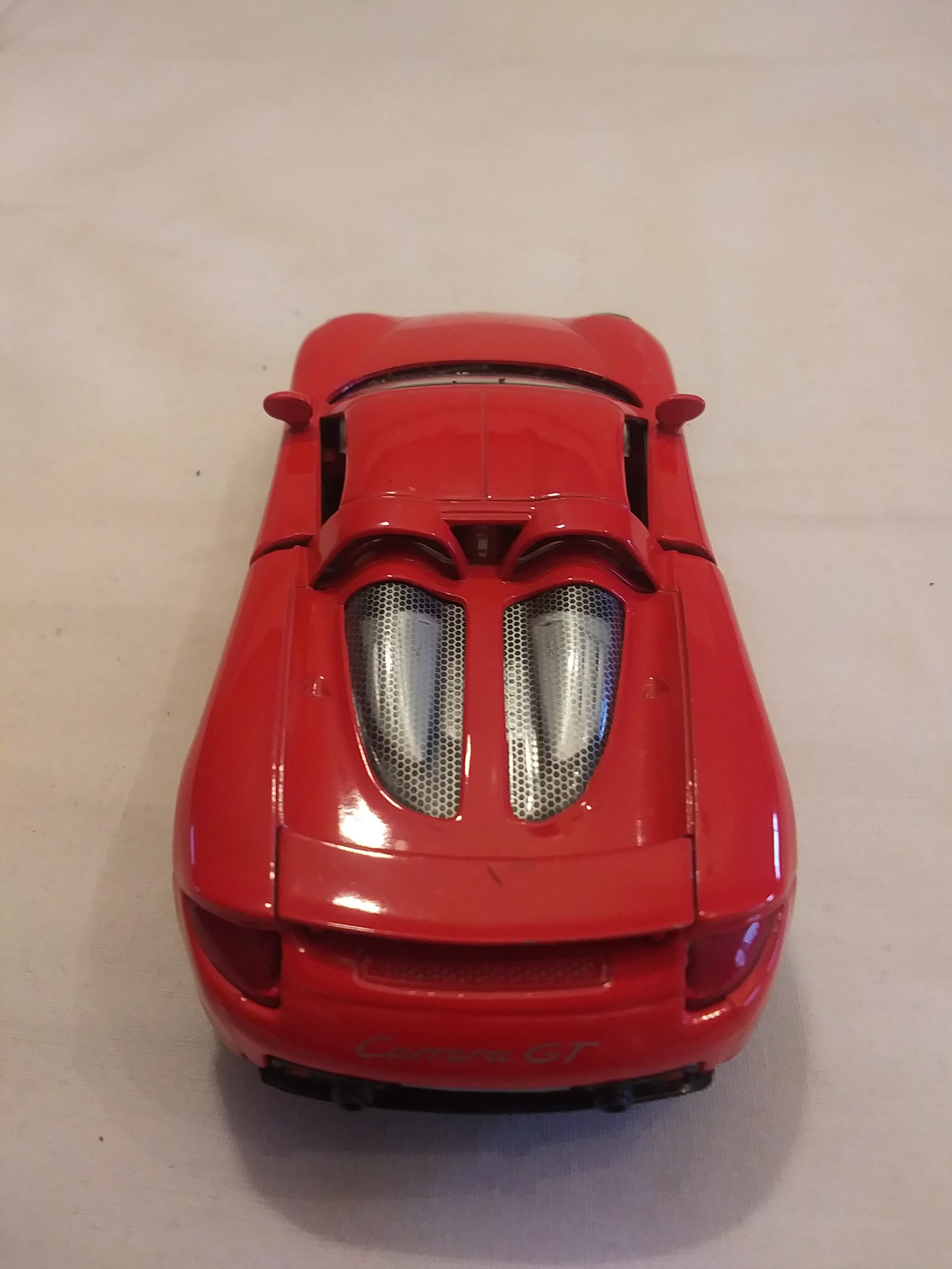 レッド ポルシェ カレラ GT ダイキャストメタルカー、1/36スケール