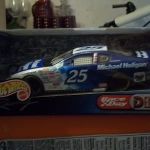 2000 Edition No. 25 Michael Holgian 1:24 scale NASCAR Race Day Deluxe die-cast