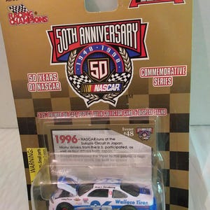Automóvil coleccionable en fundición a presión y tarjeta de edición limitada NASCAR No. 96 del 50.° aniversario de 1998