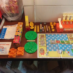 Vintage 1979 Play Doh Hamburger & Malt Shop Fun Factory set, 5 Color Pack, Extras