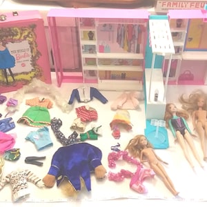 Armario de ensueño plegable vintage Mattel Barbie rosa + Muñecas, estuche, ropa +