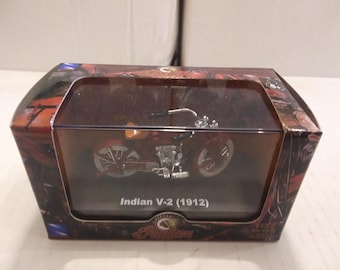 Motocykl Indian V-2 z 1912 r., odlew ciśnieniowy w skali 1/32 firmy New Ray Collection