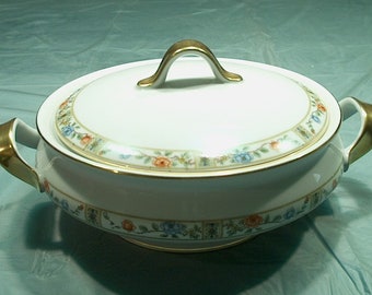Royal Bayreuth one quart covered casserole, 1930s