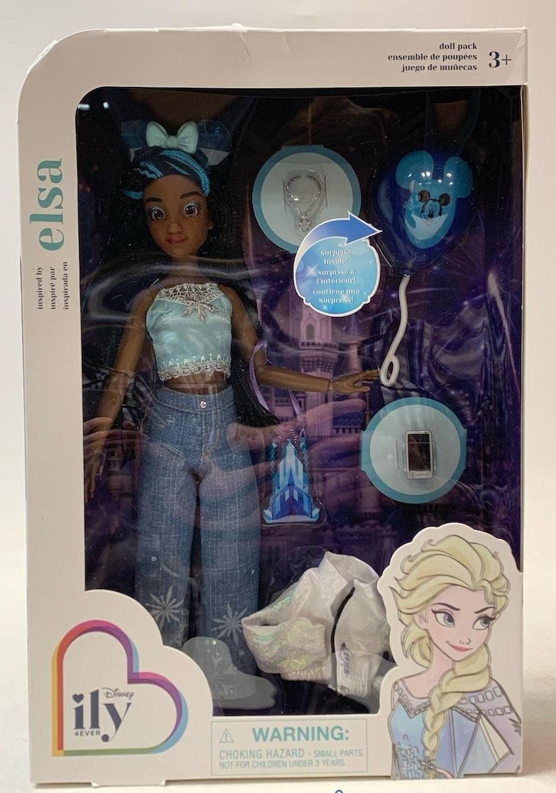 Może przedstawiać: Zestaw lalek Disney ily 4EVER z Elsą z Krainy Lodu. Lalka ma na sobie niebieską bluzkę, dżinsy i niebieską kokardkę we włosach. Opakowanie zawiera niebieski balon z uszami Myszki Miki, niebiesko-biały telefon i niebiesko-biały zamek lodowy.