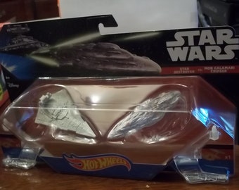 Star Wars Star Destroyer vs. Mon Calamari Cruiser dueling finger fighter combat