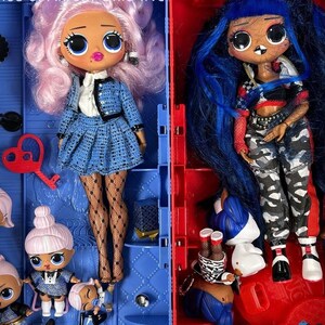 Muñecas MGA OMG con estuches, accesorios y amigos, mejores amigas azules y rojas imagen 2