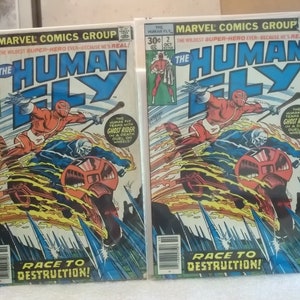 Puede incluir: Dos cómics de Marvel Comics con "The Human Fly". Las portadas muestran a un superhéroe vestido de rojo luchando contra un personaje con cabeza de calavera en una moto, con el texto "Race to Destruction!"