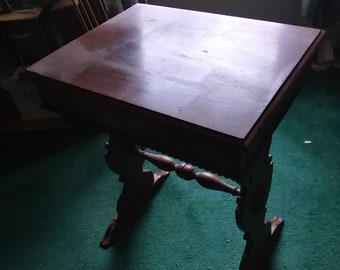 Mueble de tocador de madera para mujer antiguo o vintage con cubierta de escritorio elevable