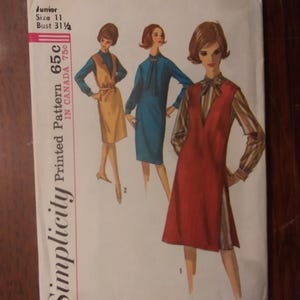 Könnte beinhalten: Vintage Simplicity Schnittmusterumschlag. Der Umschlag zeigt Illustrationen von drei verschiedenen Kleidern. Der Umschlag ist mit "5593" gekennzeichnet und gibt "Junior Größe 11 Brustumfang 80 cm" an. Der Preis ist mit 65c und 75c in Kanada angegeben.