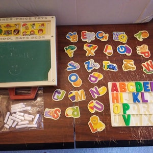 Vintage Fisher Price School Days Escritorio portátil con accesorios