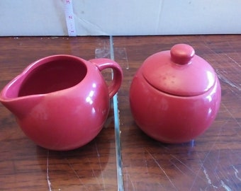 Manzana Red Creamer & Covered Sugar de Barcelona Table Tops Unlimited