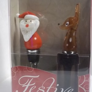Konstglas, nyckfulla vinkorkar med jultomte och renar (erbjudanden)