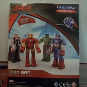 K&ouml;nnte beinhalten: Ein Marvel Avengers Papierbastelset mit Iron Man, Thor, Hulk und Captain America. Die Verpackung enth&auml;lt das Avengers-Logo und den Text "Sammle sie alle!". Das Set ist mit "Einfach zu montieren" gekennzeichnet.