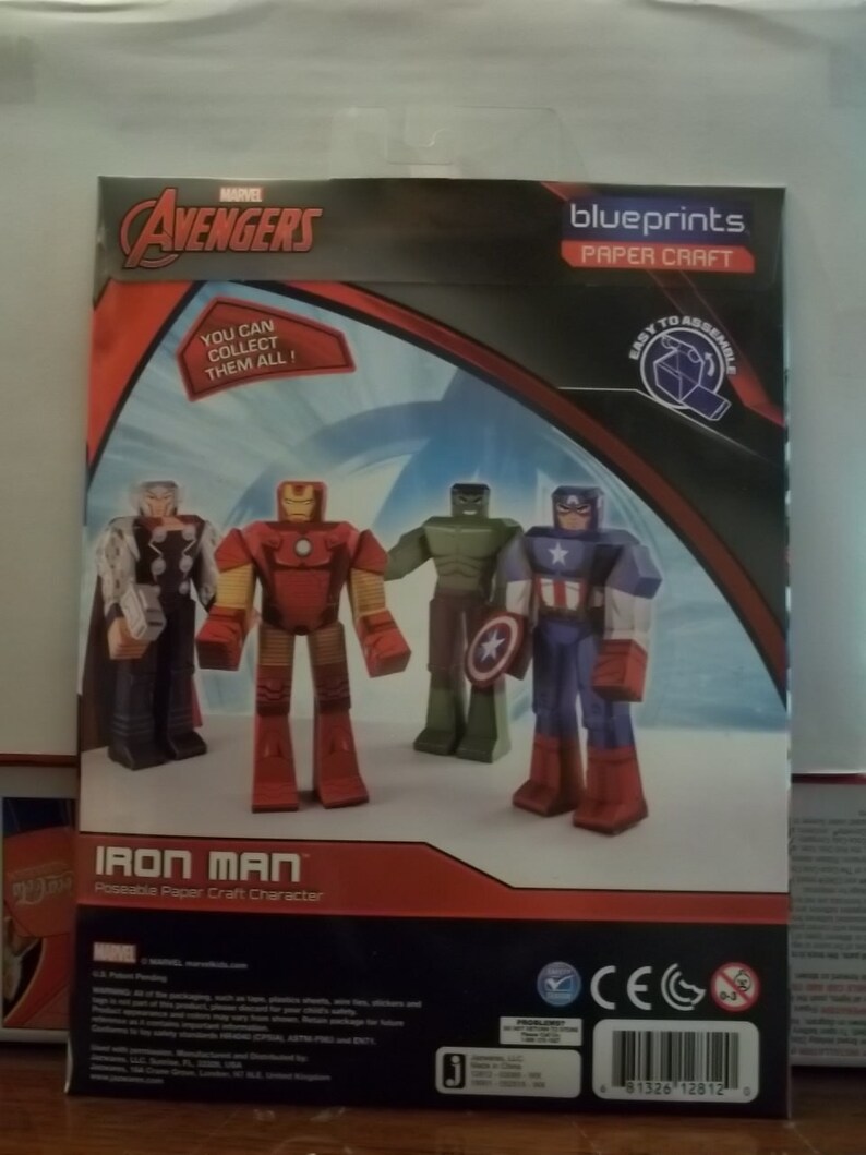 K&ouml;nnte beinhalten: Ein Marvel Avengers Papierbastelset mit Iron Man, Thor, Hulk und Captain America. Die Verpackung enth&auml;lt das Avengers-Logo und den Text "Sammle sie alle!". Das Set ist mit "Einfach zu montieren" gekennzeichnet.