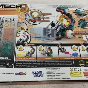 Puede incluir: Un kit de robot de codificaci&oacute;n mec&aacute;nica verde y gris con las palabras 'Mech 5' y 'Teach Tech' en la caja. La caja muestra el robot en diferentes posiciones e incluye una lista de herramientas incluidas en el kit.