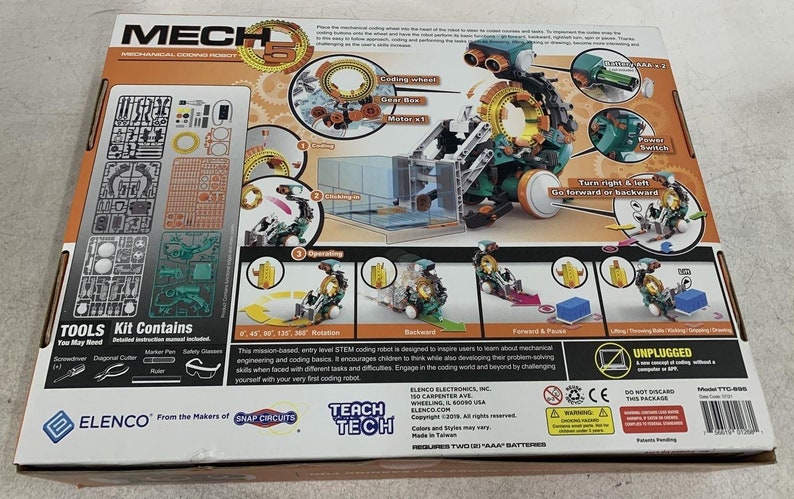 Puede incluir: Un kit de robot de codificaci&oacute;n mec&aacute;nica verde y gris con las palabras 'Mech 5' y 'Teach Tech' en la caja. La caja muestra el robot en diferentes posiciones e incluye una lista de herramientas incluidas en el kit.