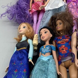 15 muñecas de princesas Disney de Mattel: Elsa, Anna, Mulan, Jasmine y Aladdin imagen 2