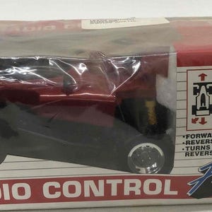 Könnte beinhalten: Ein rot-schwarz-silbernes ferngesteuertes Spielzeugauto mit den Worten "Street Fighter" und "Falcon" auf der Schachtel. Die Schachtel trägt außerdem die Aufschrift "Radio Control".
