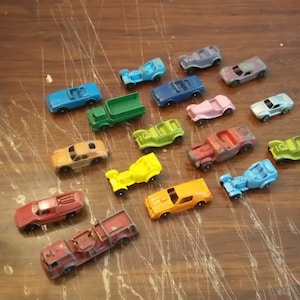 17 vehículos de metal fundido a presión Vintage Tootsie Toy, alrededor de las décadas de 1960 a 1980