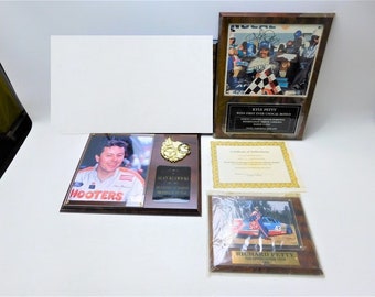 3 Nascar Sportplaketten - Richard Petty, Alan Kulwicki & Kyle Petty handsigniert, COA