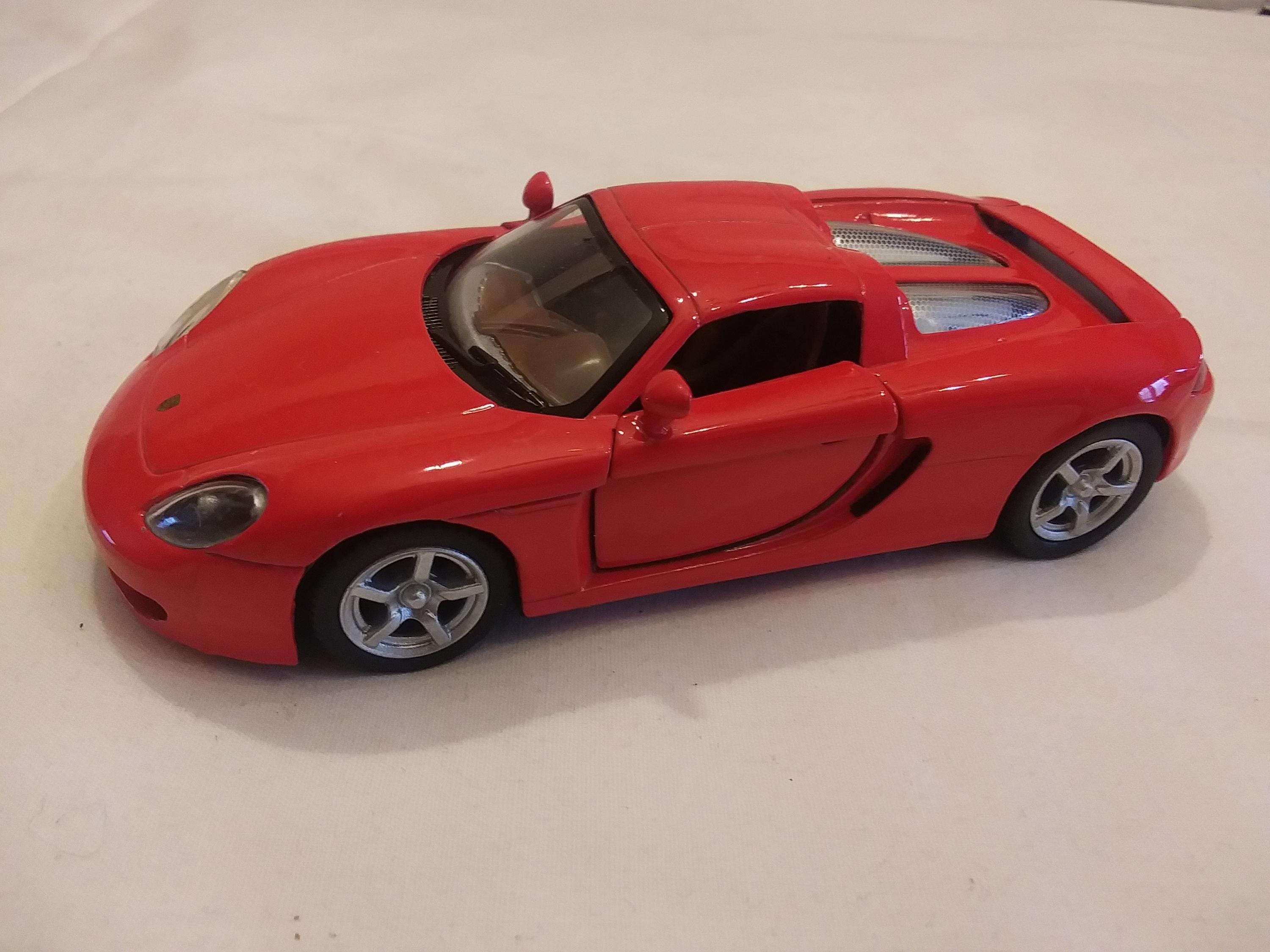レッド ポルシェ カレラ GT ダイキャストメタルカー、1/36スケール