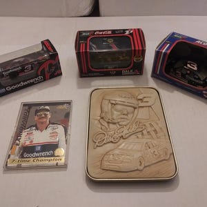 Sammlung von 5 Nassauar Dale Earnhardt No. 3 Gegenständen - Die-Cast, Plaque, Sammelkarte