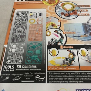 Puede incluir: Una caja colorida para un kit de robot de codificaci&oacute;n mec&aacute;nica. La caja muestra un robot verde con una rueda de codificaci&oacute;n, una caja de engranajes y un motor. La caja tambi&eacute;n incluye una lista de herramientas necesarias para el kit, como un destornillador, un cortador diagonal, un bol&iacute;grafo marcador y gafas de seguridad. La caja presenta el texto "MECH 5" y "ELENCO From the Makers of SNAP CIRCUITS TEACH TEC".