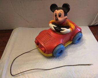 Vintage 1973 Kohner Walt Disney conduciendo Mickey Mouse Pull Toy con acción