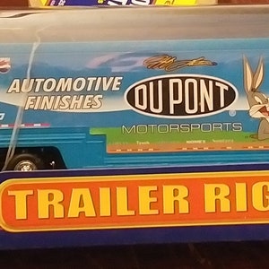 NASCAR Bugs Bunny/DuPont No. 24 Jeff Gordon. die-cast Trailer Rig, MIB