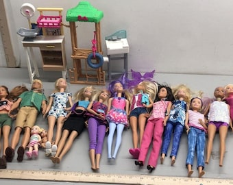 Lote de 16 muñecas Mattel Barbie y Ken con set de juego de rescate de animales de la estación veterinaria, ropa +