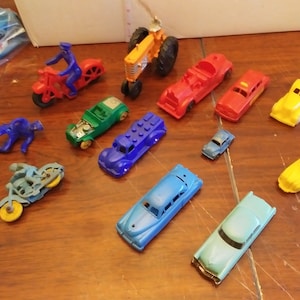 13 Vintage 1940s-60s Toy Cars/Vehicles by Hubley Kiddy Toy, Lionel, Tootsie, Thomas